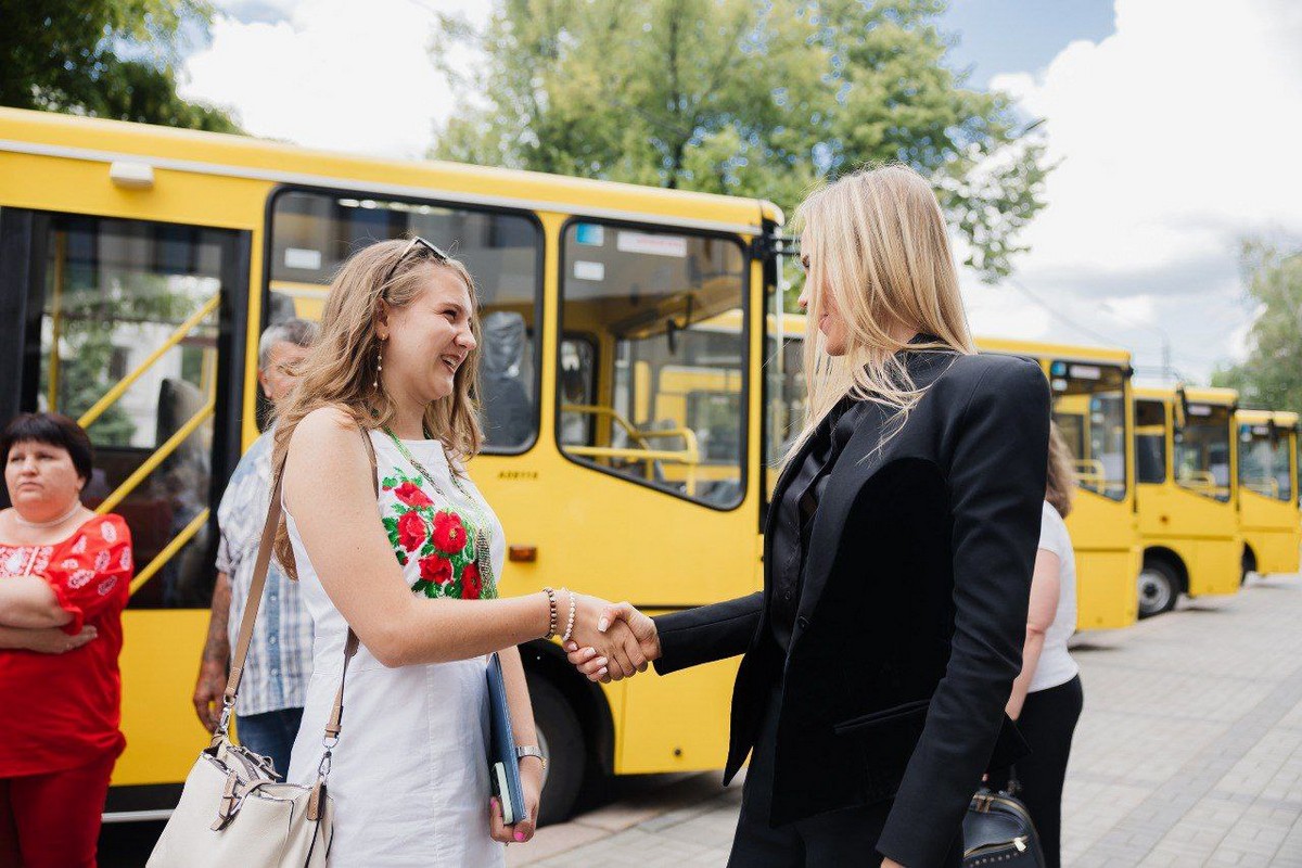 Громадам Дніпропетровщини передали 10 шкільних автобусів (фото)