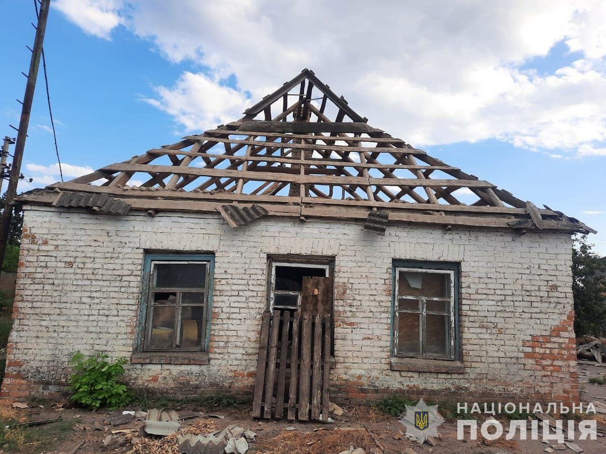 У Нікополі понівечено дитячий розважальний комплекс, садочок, підприємства, поранено людину: поліція про наслідки обстрілів