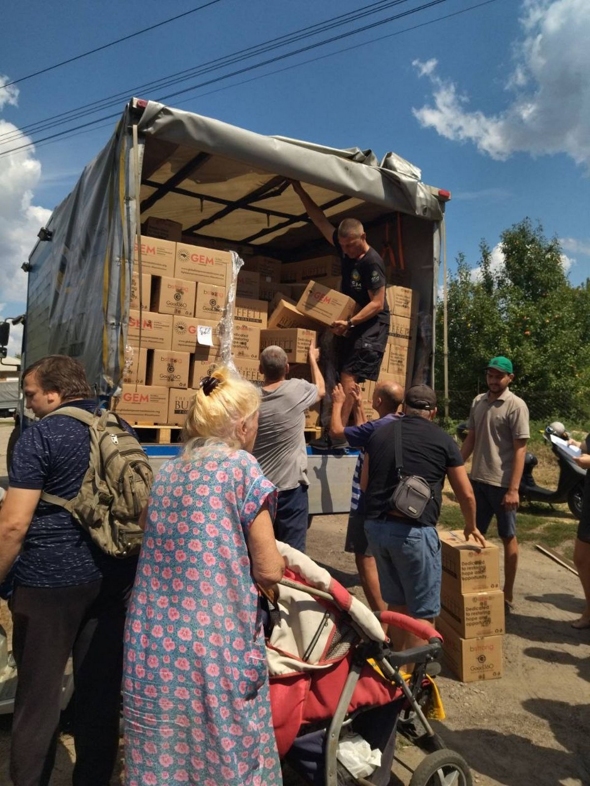 У Марганецькій громаді триває видача гуманітарної допомоги: фото