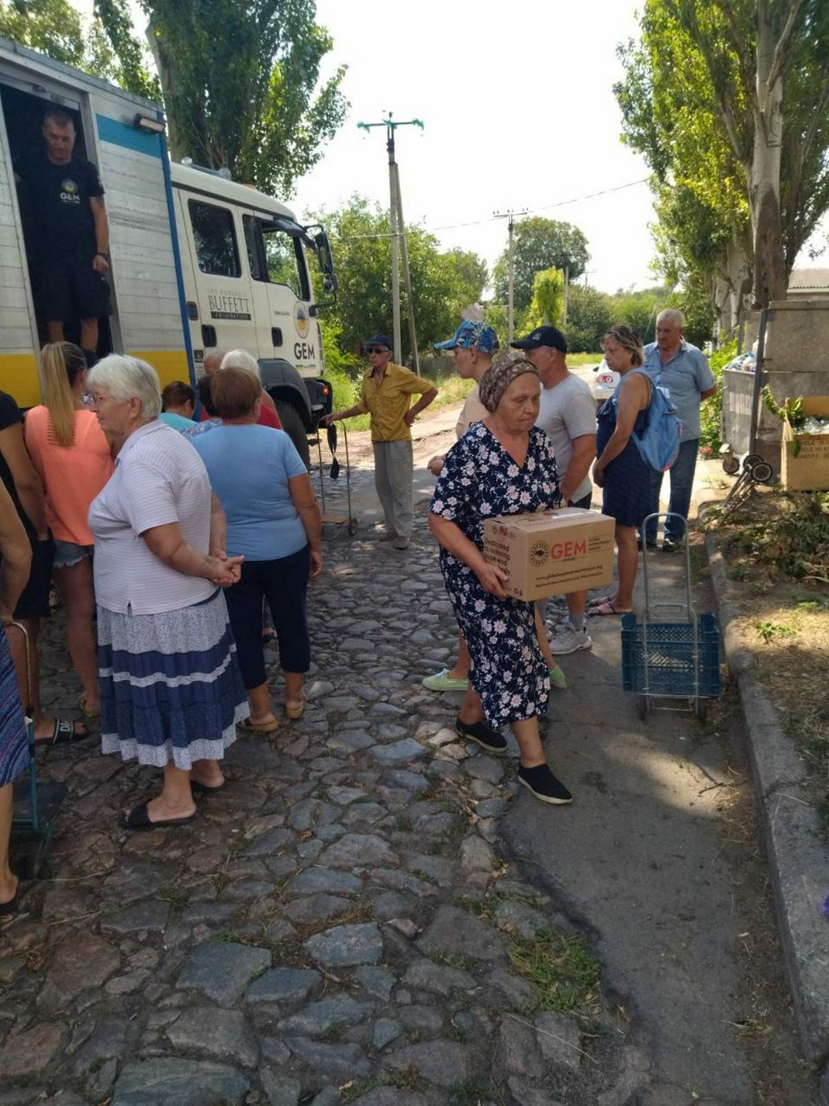 У Марганецькій громаді триває видача гуманітарної допомоги: фото