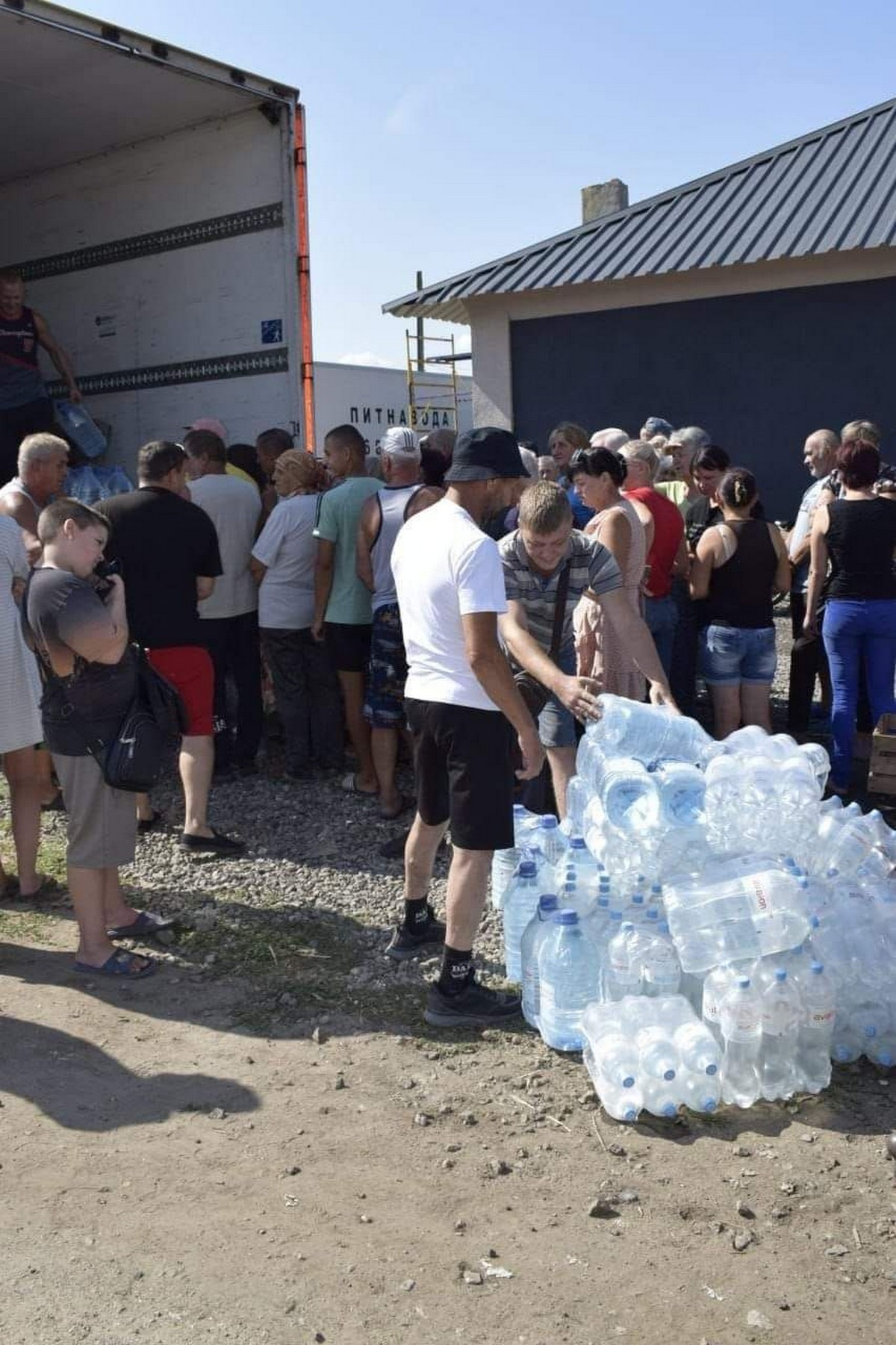 За тиждень на Нікопольщині 1 загиблий, 11 поранених і 40 понівечених будинків: як благодійники підтримують людей