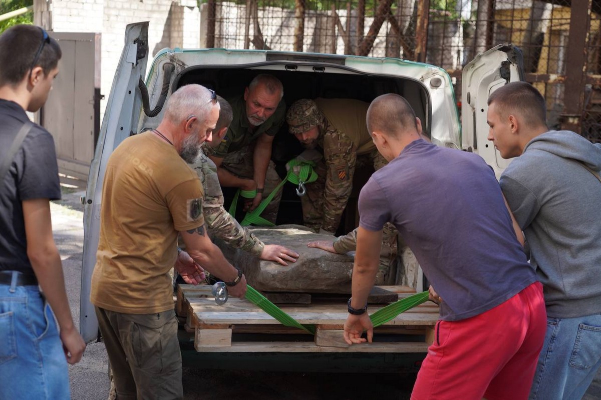 доправили до Дніпра 900-річну половецьку статую