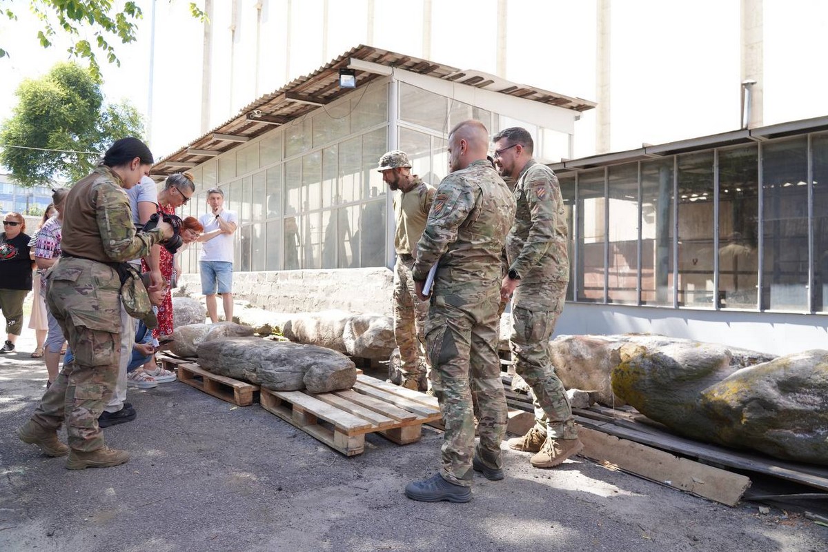 доправили до Дніпра 900-річну половецьку статую