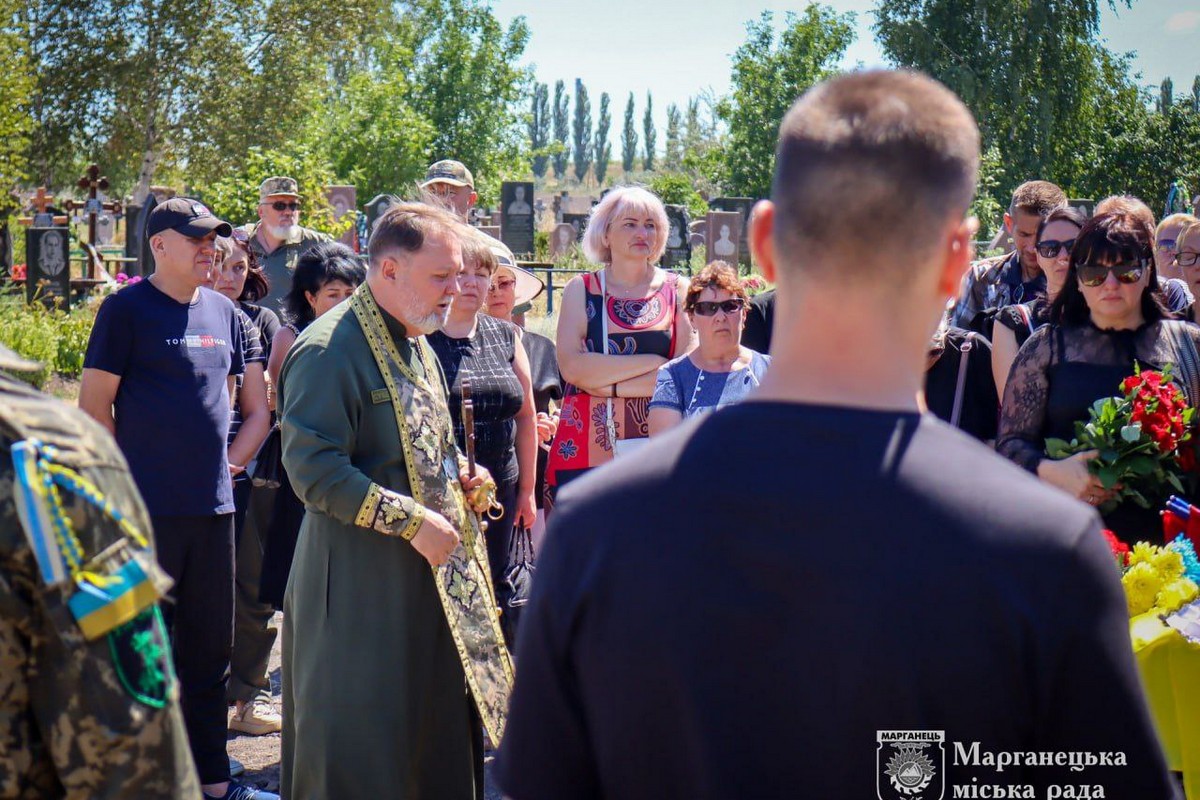 У Марганці сьогодні провели в останню путь полеглого Героя, який віддав своє молоде життя за Батьківщину.