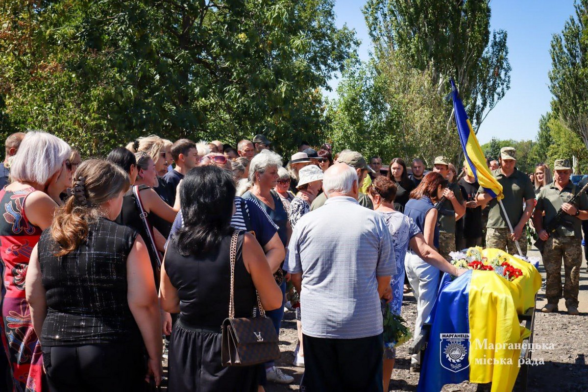 У Марганці сьогодні провели в останню путь полеглого Героя, який віддав своє молоде життя за Батьківщину.