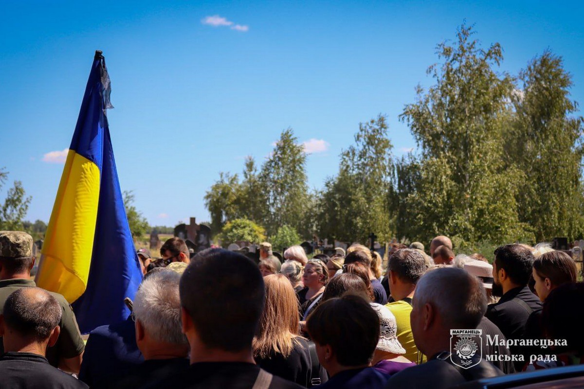 У Марганці сьогодні провели в останню путь полеглого Героя, який віддав своє молоде життя за Батьківщину.