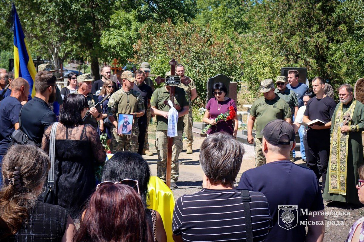 У Марганці сьогодні провели в останню путь полеглого Героя, який віддав своє молоде життя за Батьківщину.