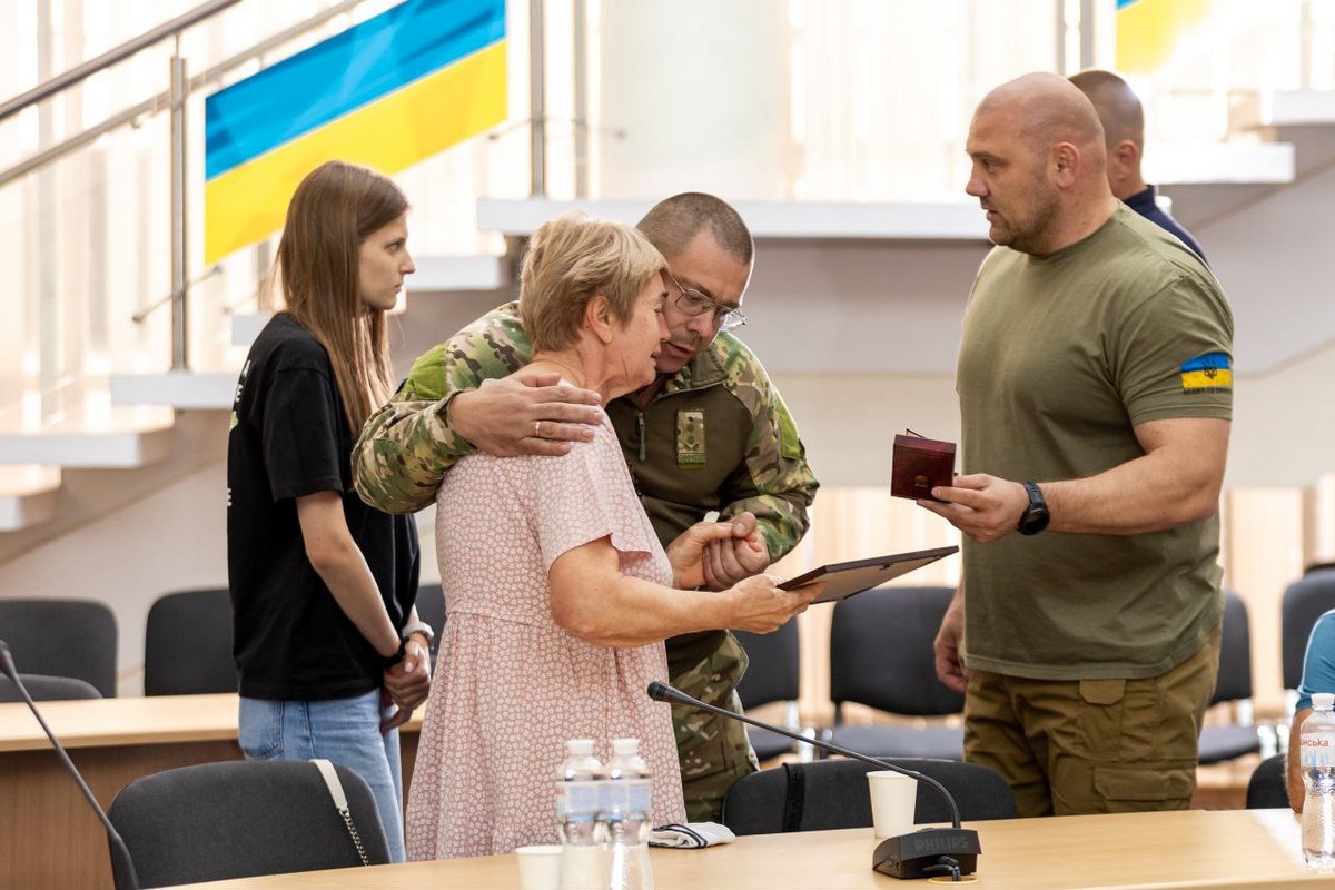 Родинам загиблих поліцейських з Дніпропетровщини вручили ордени і відзнаки Президента