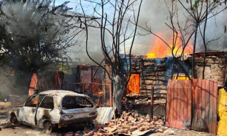 У Нікополі згоріли будинки внаслідок обстрілів, під ударом були також Криворіжжя і Синельниківщина