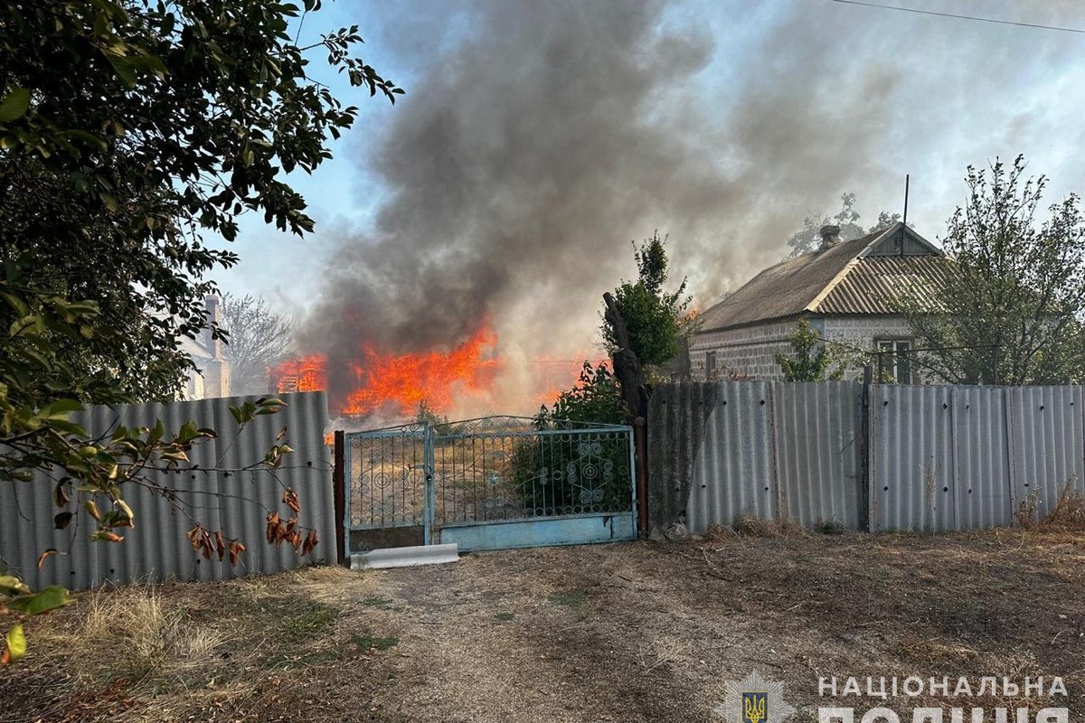 Там ховалися налякані 13-річна дівчинка і немовля: на Криворіжжі поліцейський врятував з пожежі двох дітей