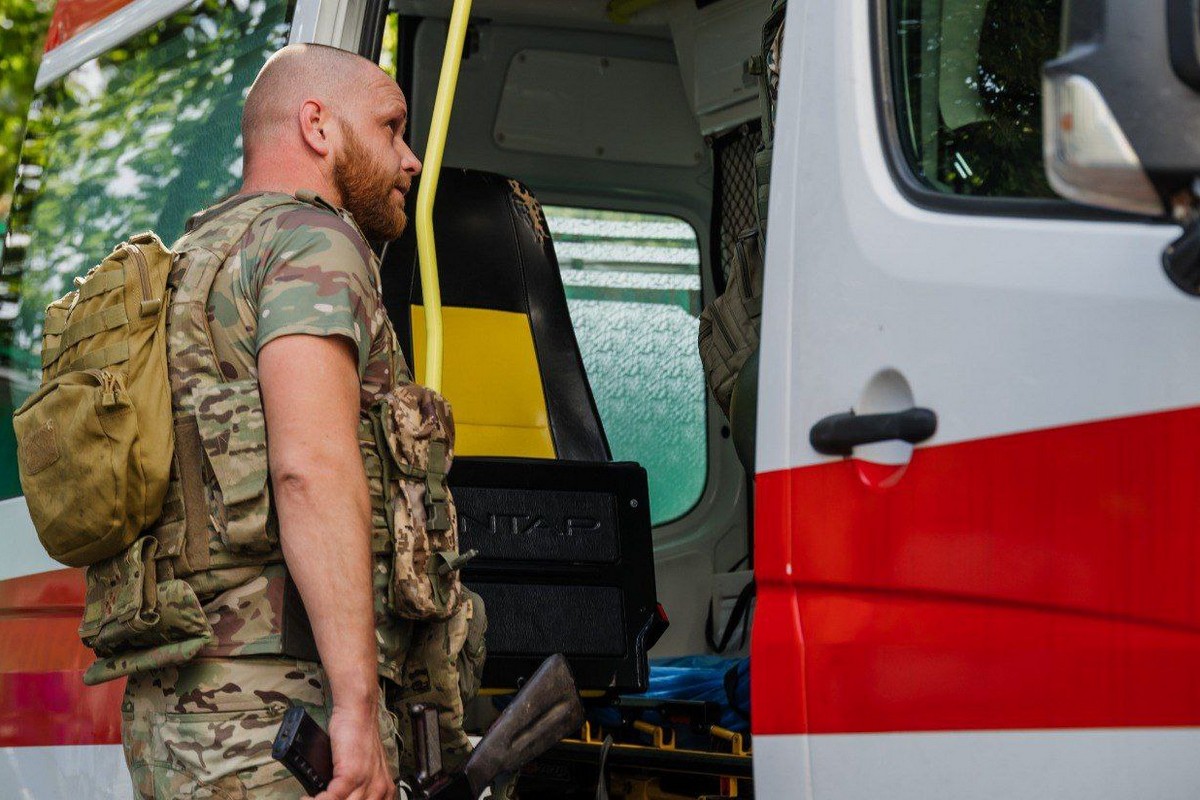 На Дніпропетровщині від благодійників передали на фронт евакуаційний автомобіль (фото)