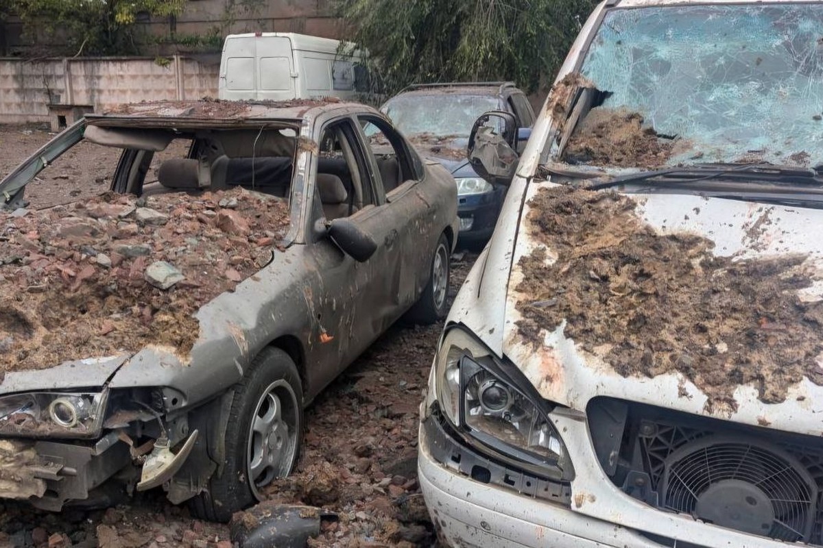 Понад 230 авто понівечено у Кривому Розі внаслідок ракетного удару, збільшилася кількість постраждалих (фото)