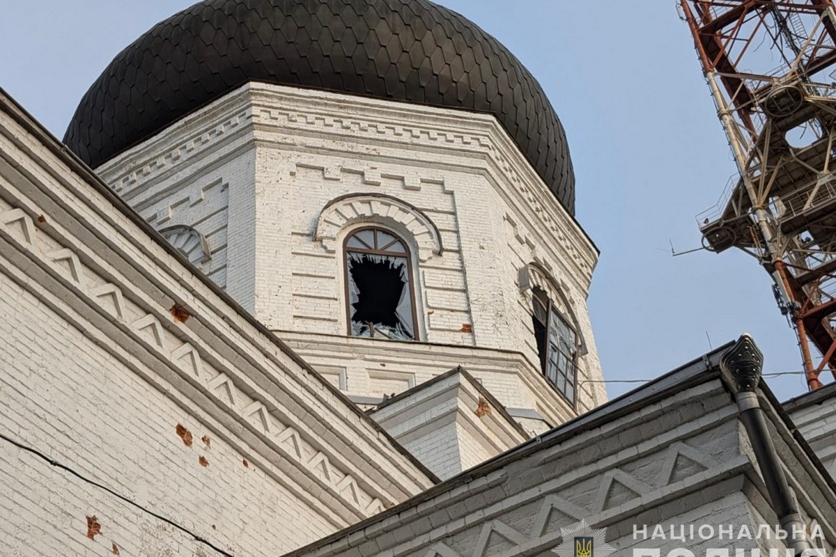 Смертельний обстріл Нікополя і удари по району: понівечено собор, пошта, будинки, кафе