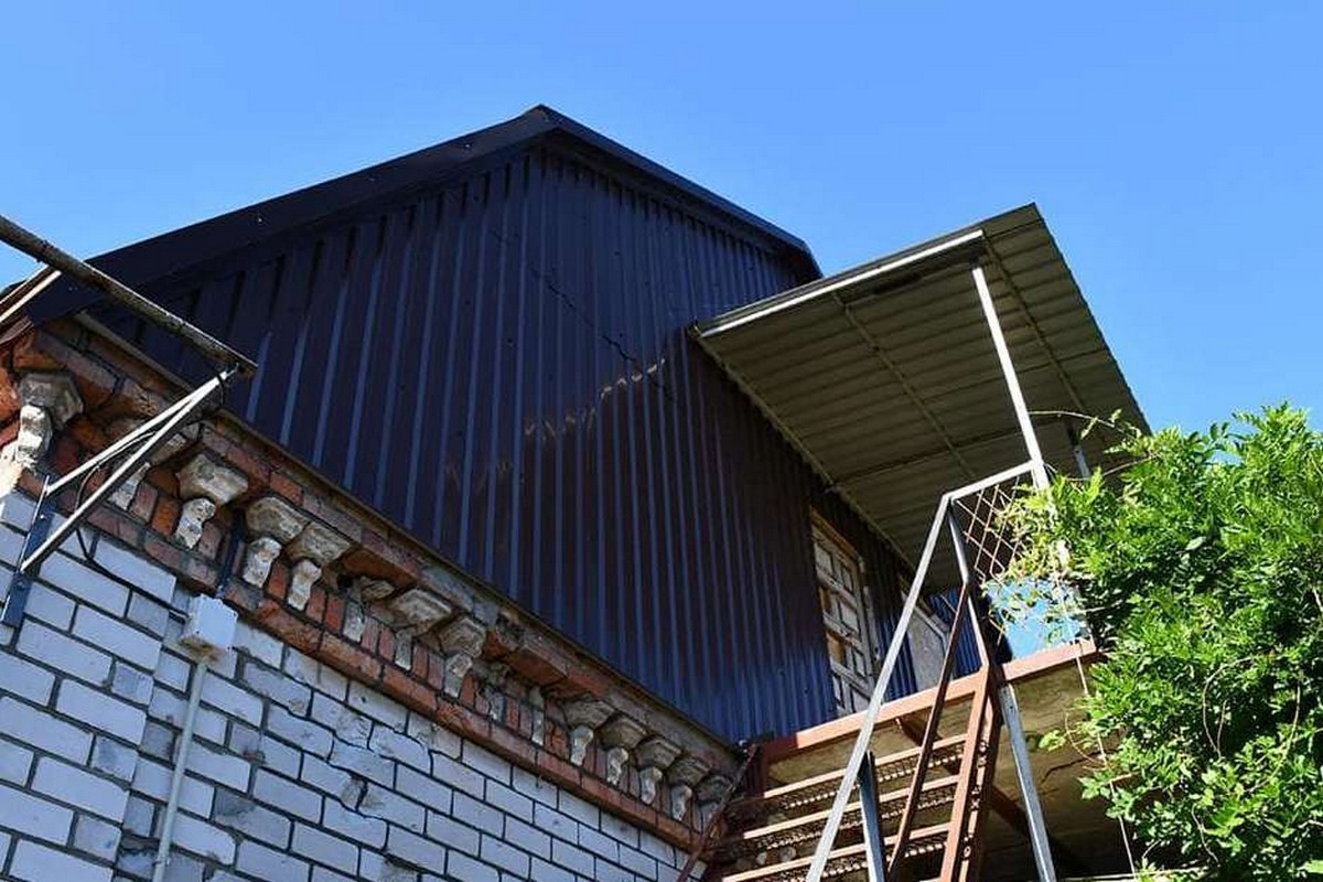 Виділили ще понад 4 млн: у Нікополі продовжують відновлення понівечених обстрілами осель (фото) 1 Виділили ще понад 4 млн: у Нікополі продовжують відновлення понівечених обстрілами осель (фото)