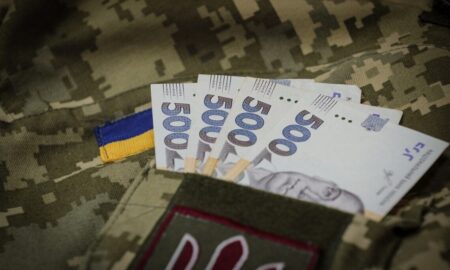 Незаконно нараховували бойові виплати військовослужбовцям: на Дніпропетровщині викрили схему