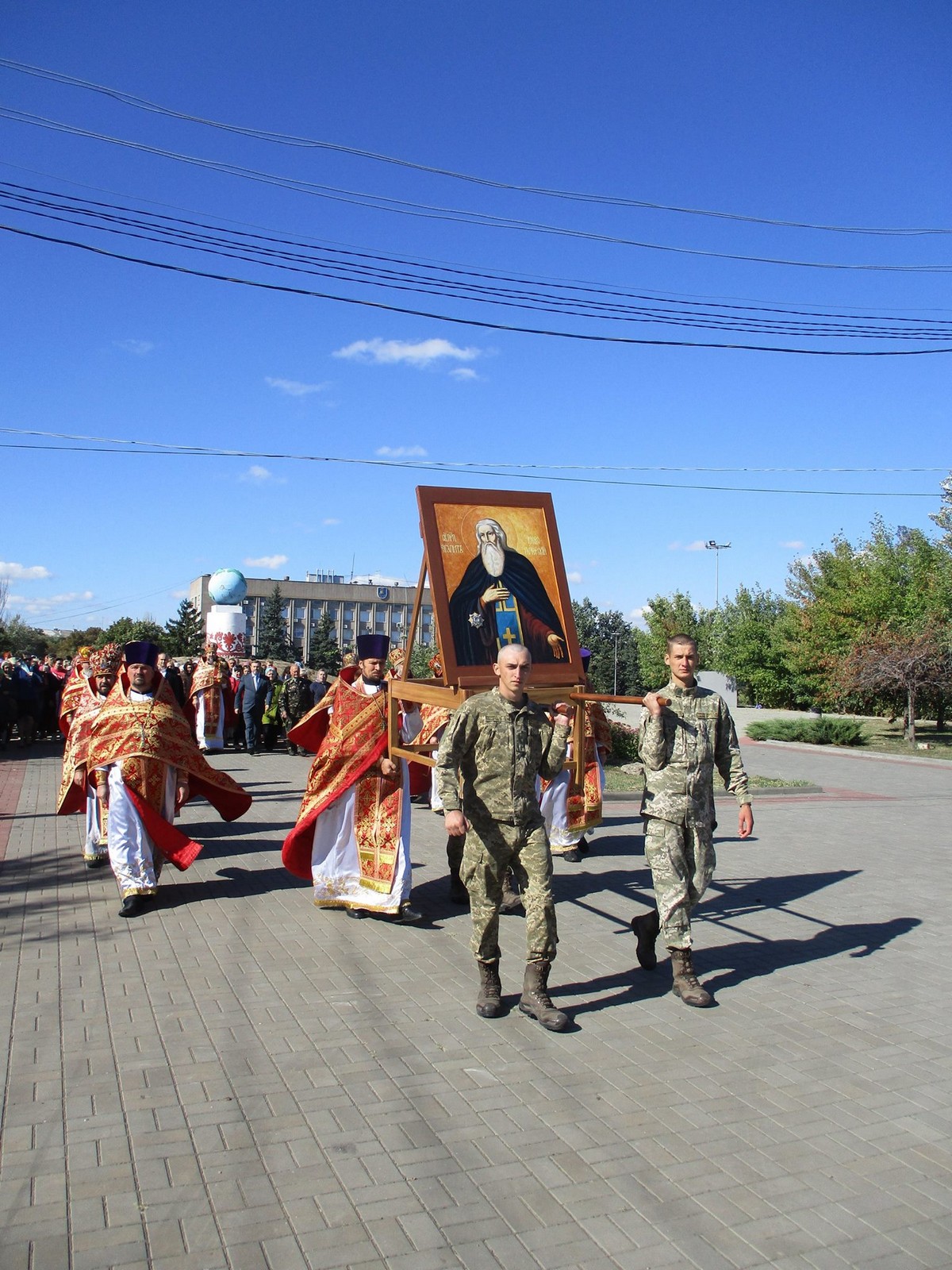 Історик Анцишкін навів кілька аргументів на користь святого Микити. По-перше, на Нікопольщині під час розкопок були знахідки, які належать до періоду готів. По-друге, Микита був воїном, а наше місто з часів запорозьких козаків має військові традиції. По-третє, є інша версія походження назви нашого міста. Ім'я Микита – грецького походження та перекладається як «переможець», що перегукується з Нікополем.