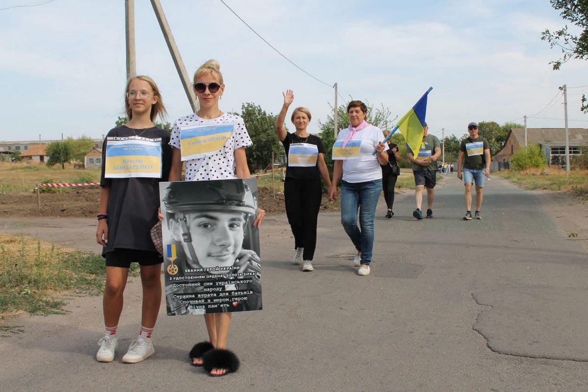 Мешканці Нікопольщини долучилися до забігу “Шаную Воїнів, біжу за Героїв України”: фото