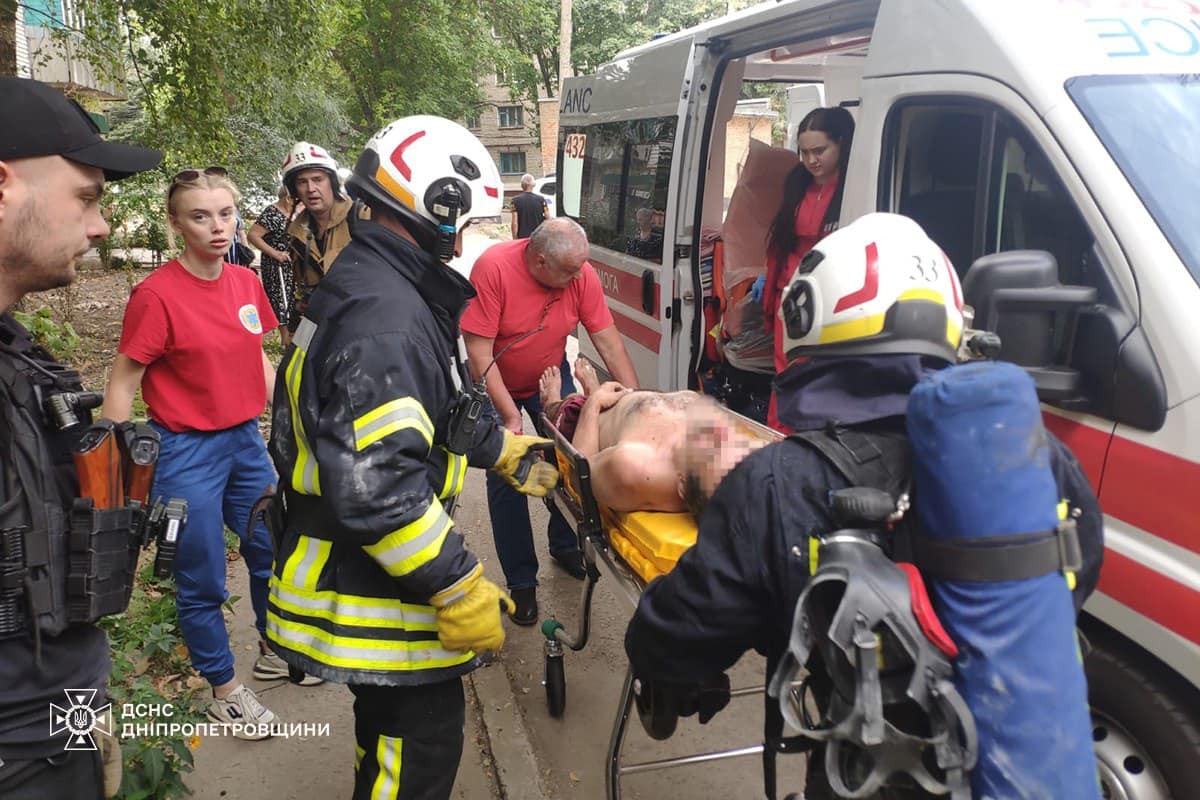 Отримав опіки і отруєння: у Марганці з палаючої квартири врятували чоловіка