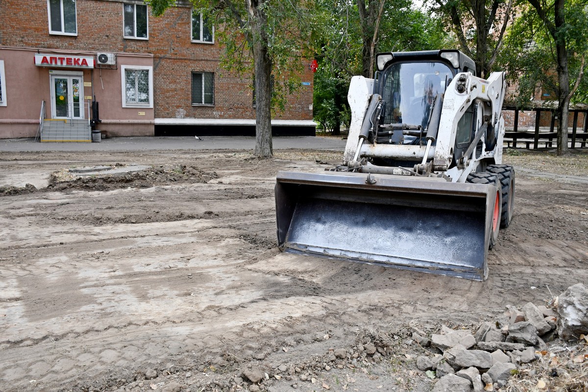 Попри обстріли комунальники Нікополя  сьогодні працюють на вулицях міста (фото)