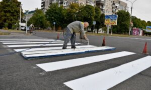 Попри обстріли комунальники Нікополя  сьогодні працюють на вулицях міста (фото)