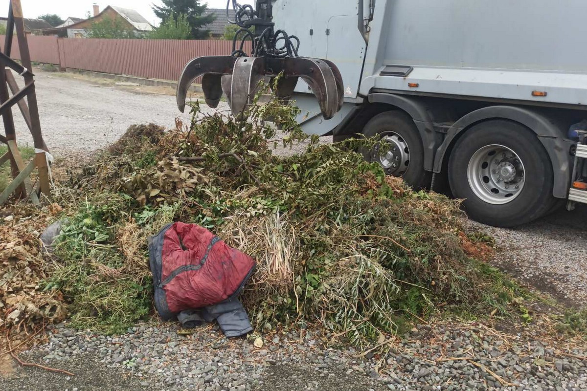 Щодня комунальники прибирають Нікополь: фото