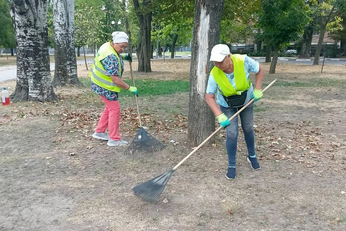 Попри обстріли Нікополь не здається: комунальники продовжують роботи з благоустрою (фото)