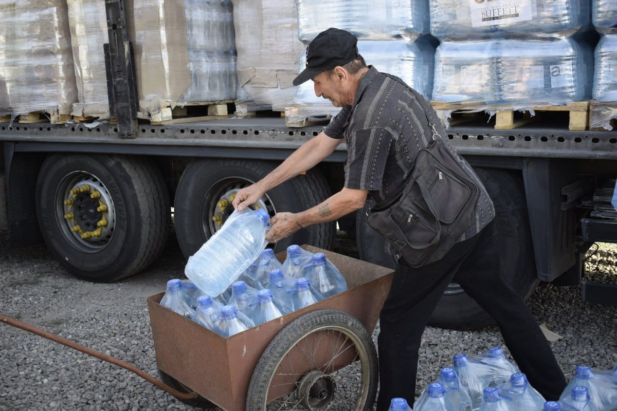 А тим часом, благодійники продовжують возити воду на НІкопольщину.