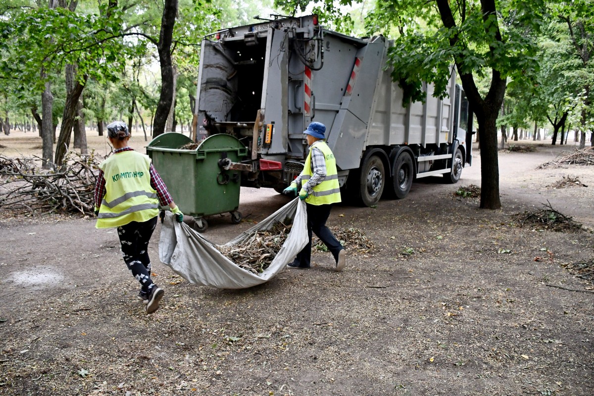 Щодня комунальники прибирають Нікополь: фото