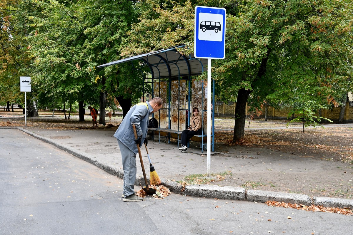 Під обстрілами фарбують «зебри» і ліквідують ями: комунальники Нікополя 10 вересня на «бойовому» посту