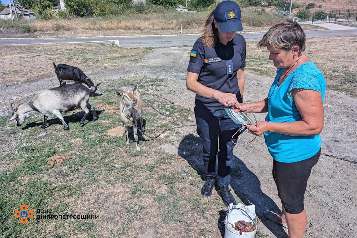 4Рятувальники провели профілактичні бесіди з мешканцями села Шолохове на Нікопольщині