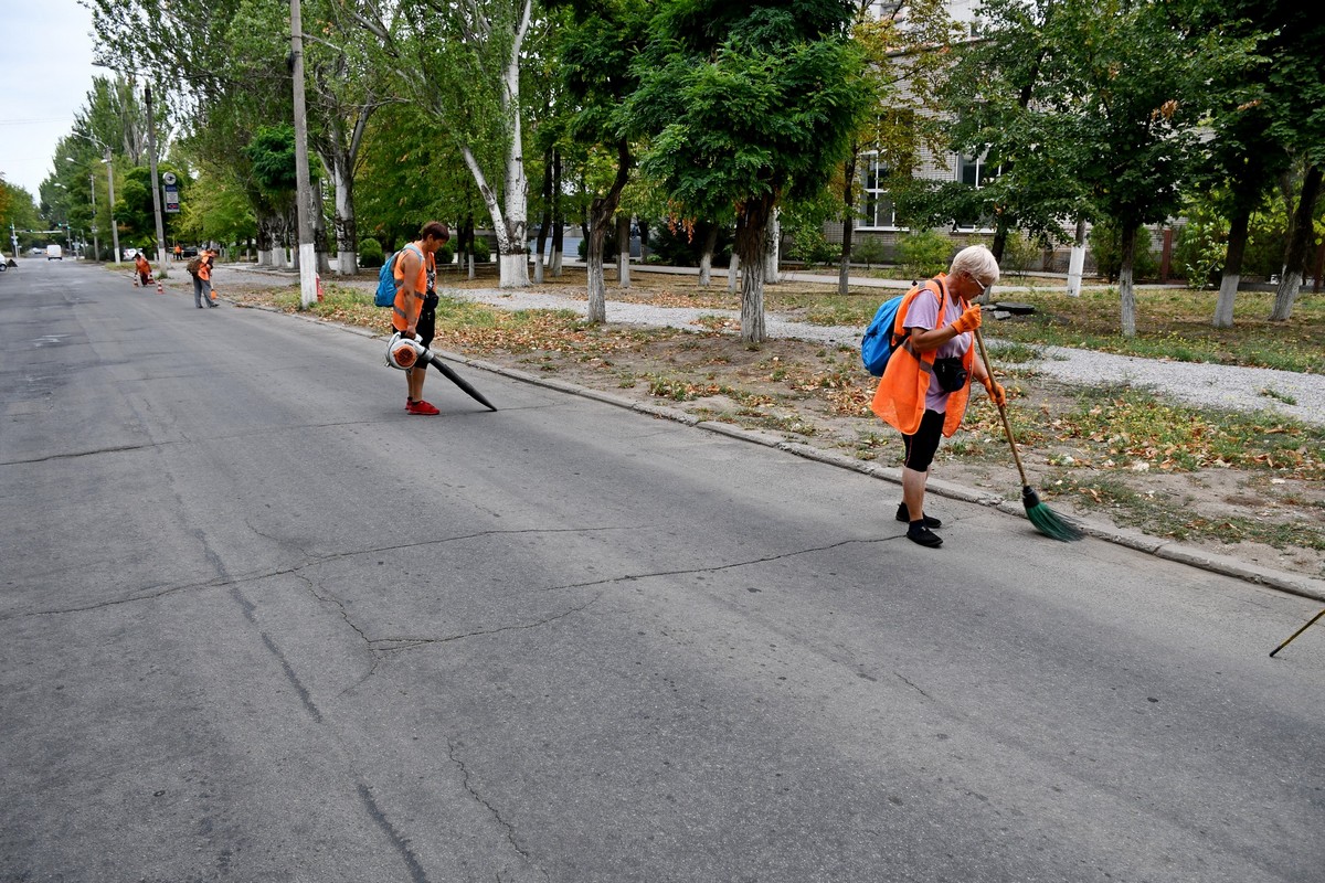 Під обстрілами фарбують «зебри» і ліквідують ями: комунальники Нікополя 10 вересня на «бойовому» посту