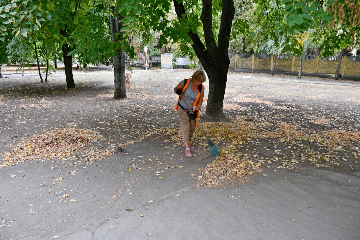 Під обстрілами фарбують «зебри» і ліквідують ями: комунальники Нікополя 10 вересня на «бойовому» посту