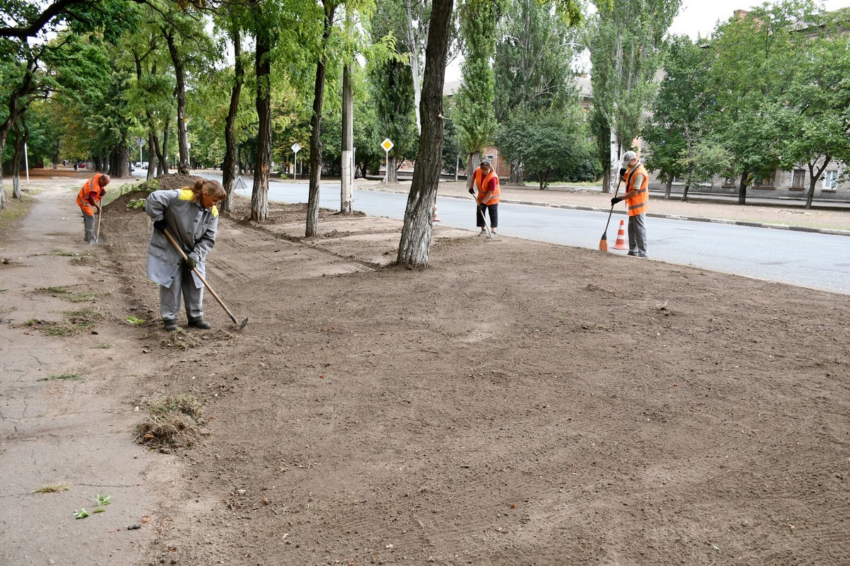 Під обстрілами фарбують «зебри» і ліквідують ями: комунальники Нікополя 10 вересня на «бойовому» посту