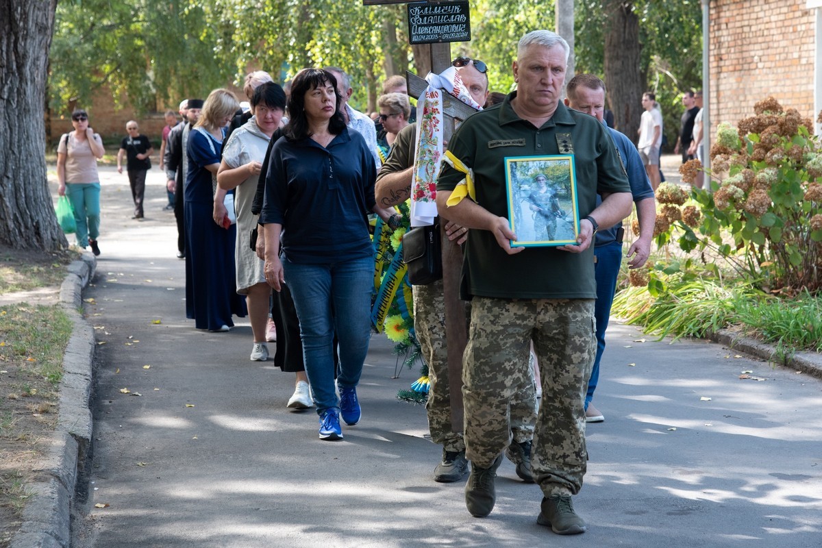 У Нікополі сьогодні простилися з 21-річним Захисником: фото