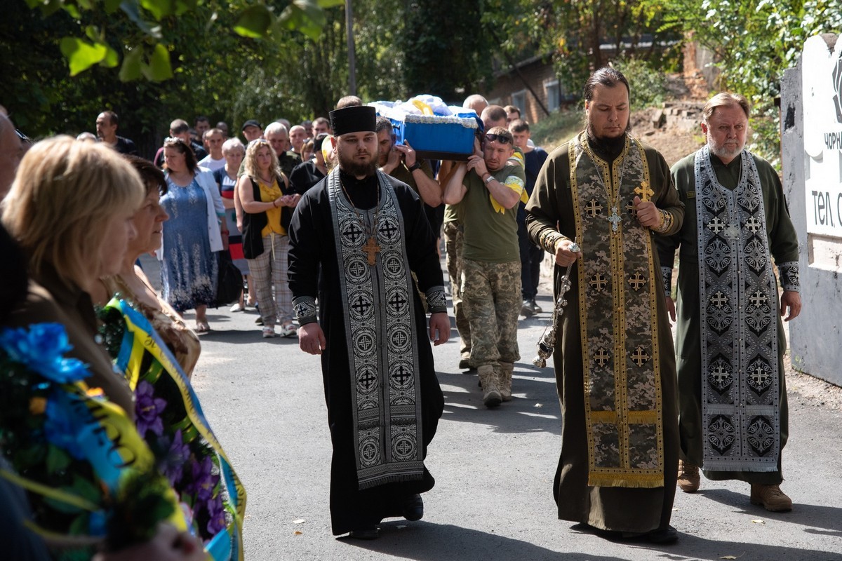 У Нікополі сьогодні простилися з 21-річним Захисником: фото