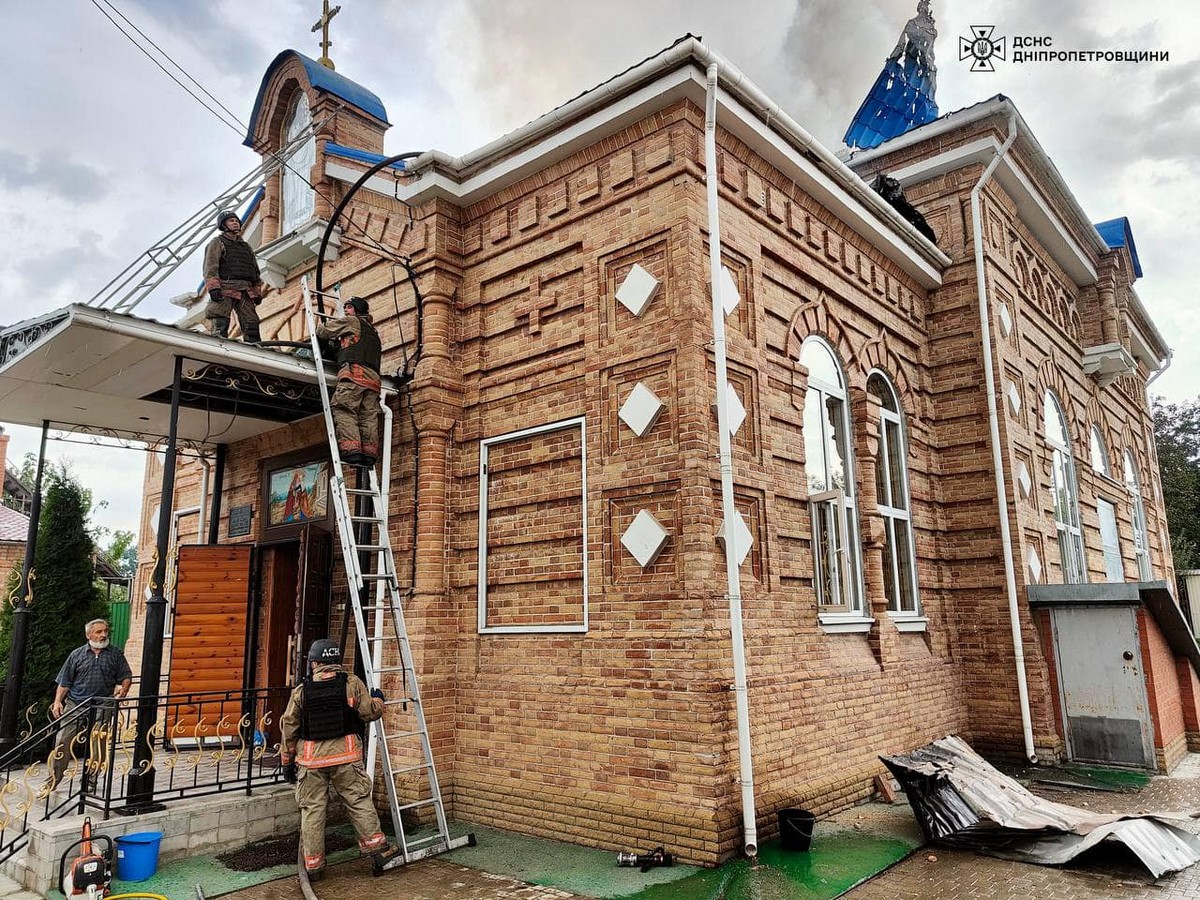 У Нікополі загорілася церква внаслідок обстрілів 12 вересня (фото)