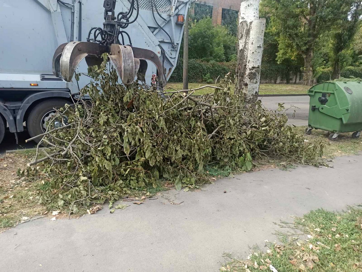 Нікополь під обстрілами, але комунальники працюють: фото