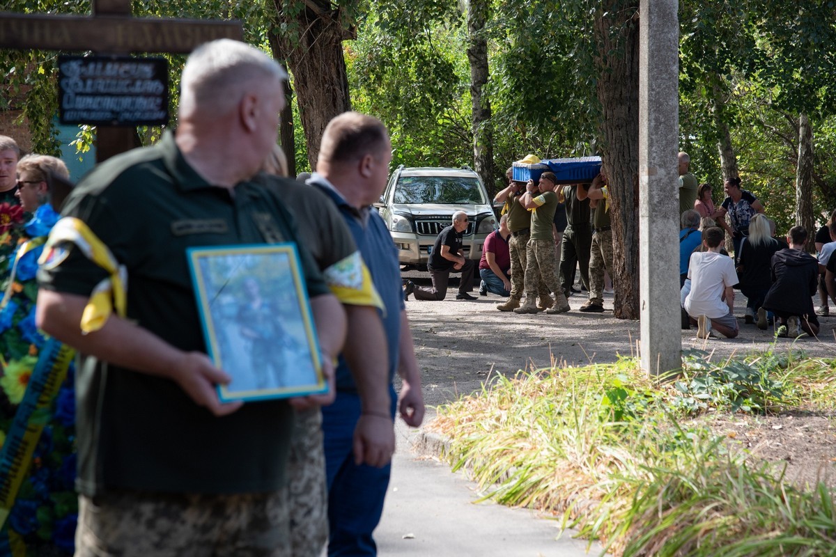 У Нікополі сьогодні простилися з 21-річним Захисником: фото