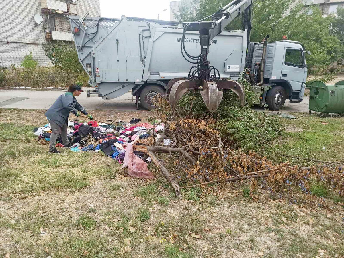 Нікополь під обстрілами, але комунальники працюють: фото