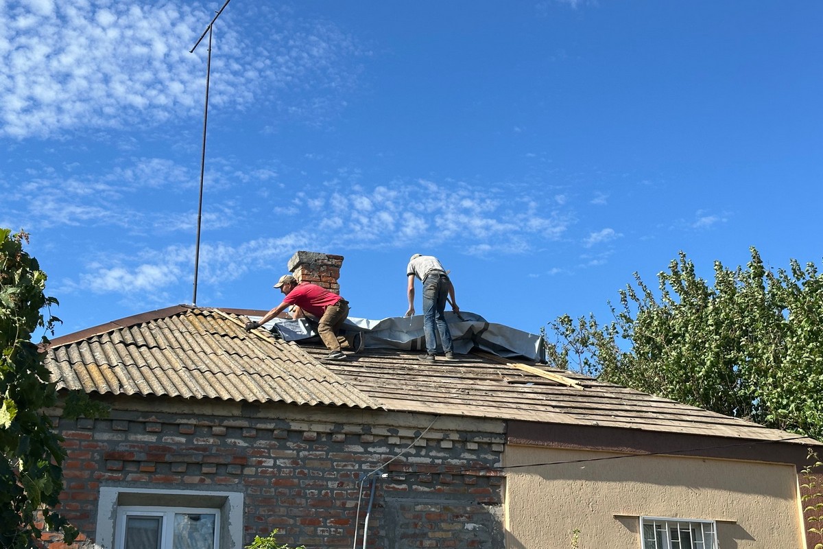 Як тільки дозволяє безпекова ситуація, комунальники Нікополя приходять на місця уражень і приступають до роботи (фото)