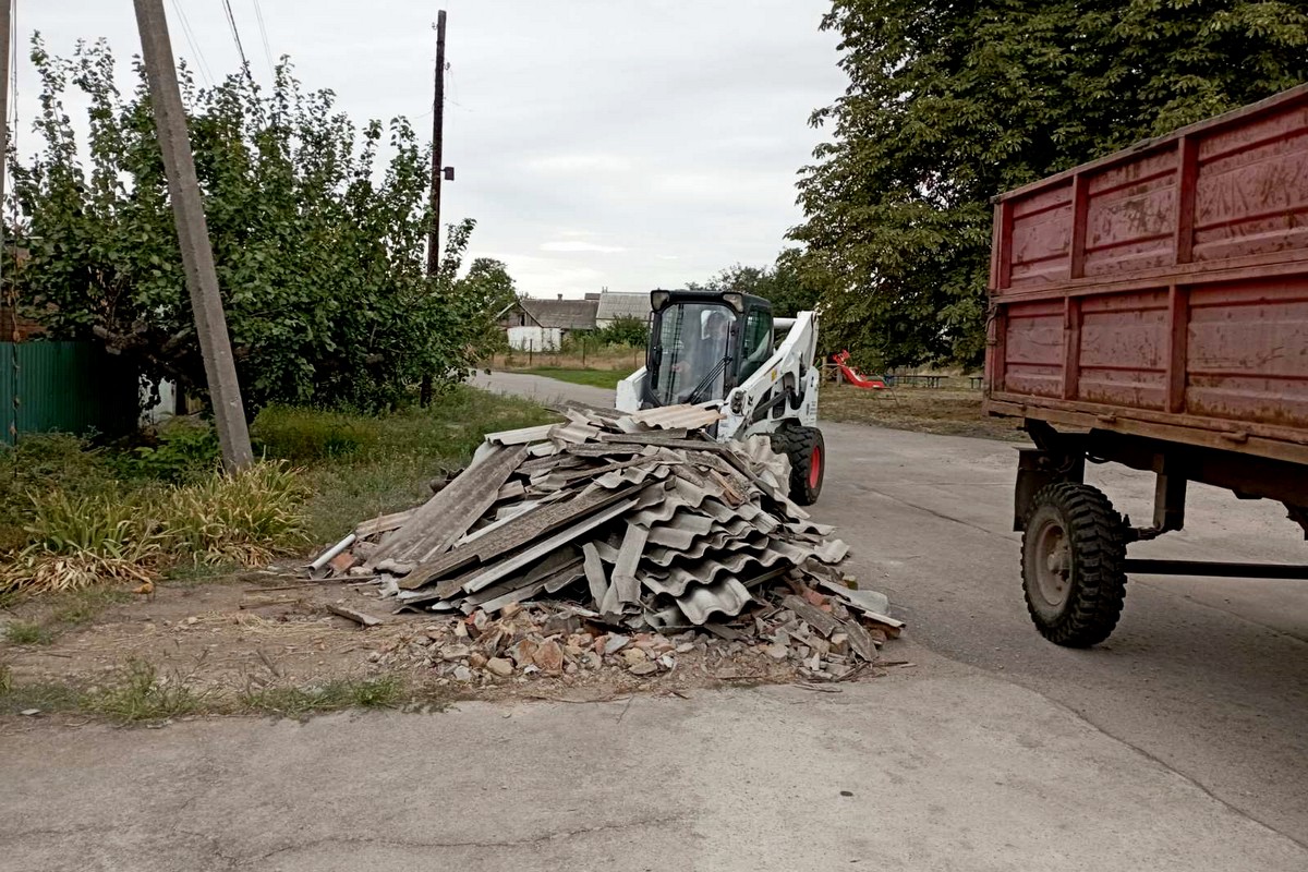 Як тільки дозволяє безпекова ситуація, комунальники Нікополя приходять на місця уражень і приступають до роботи (фото)