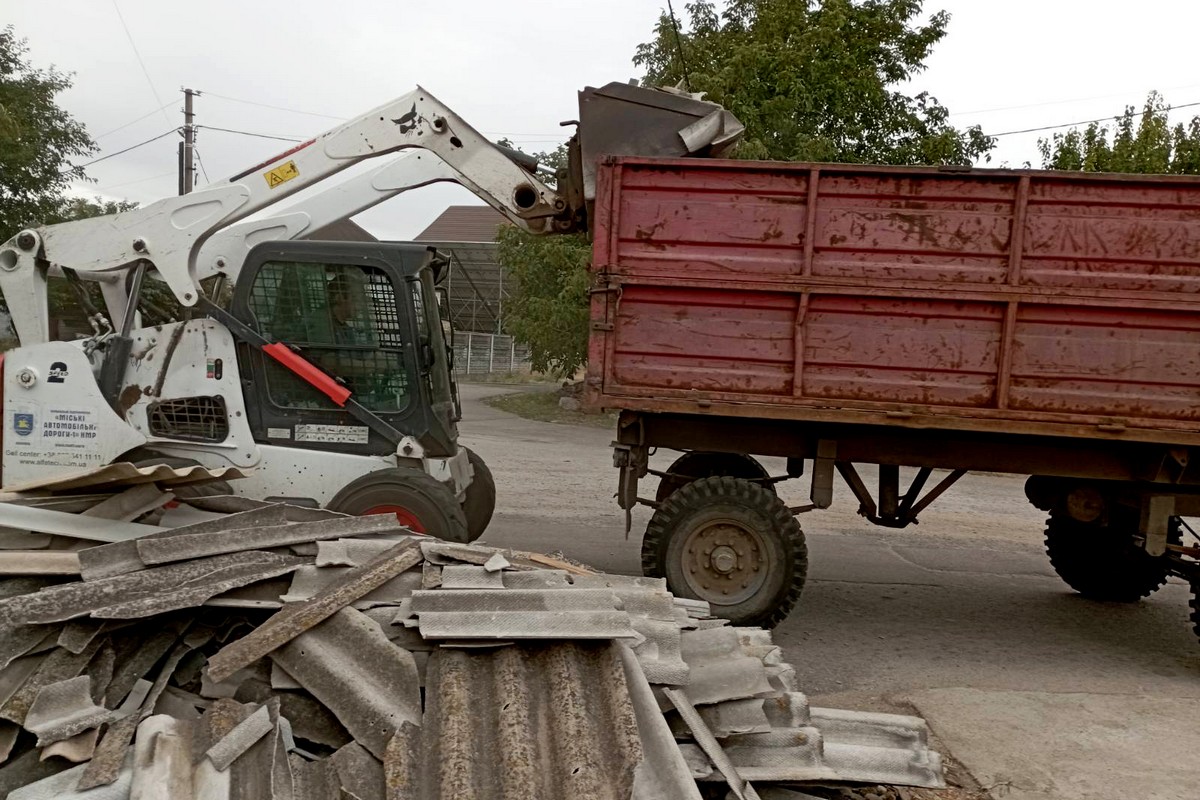 Як тільки дозволяє безпекова ситуація, комунальники Нікополя приходять на місця уражень і приступають до роботи (фото)