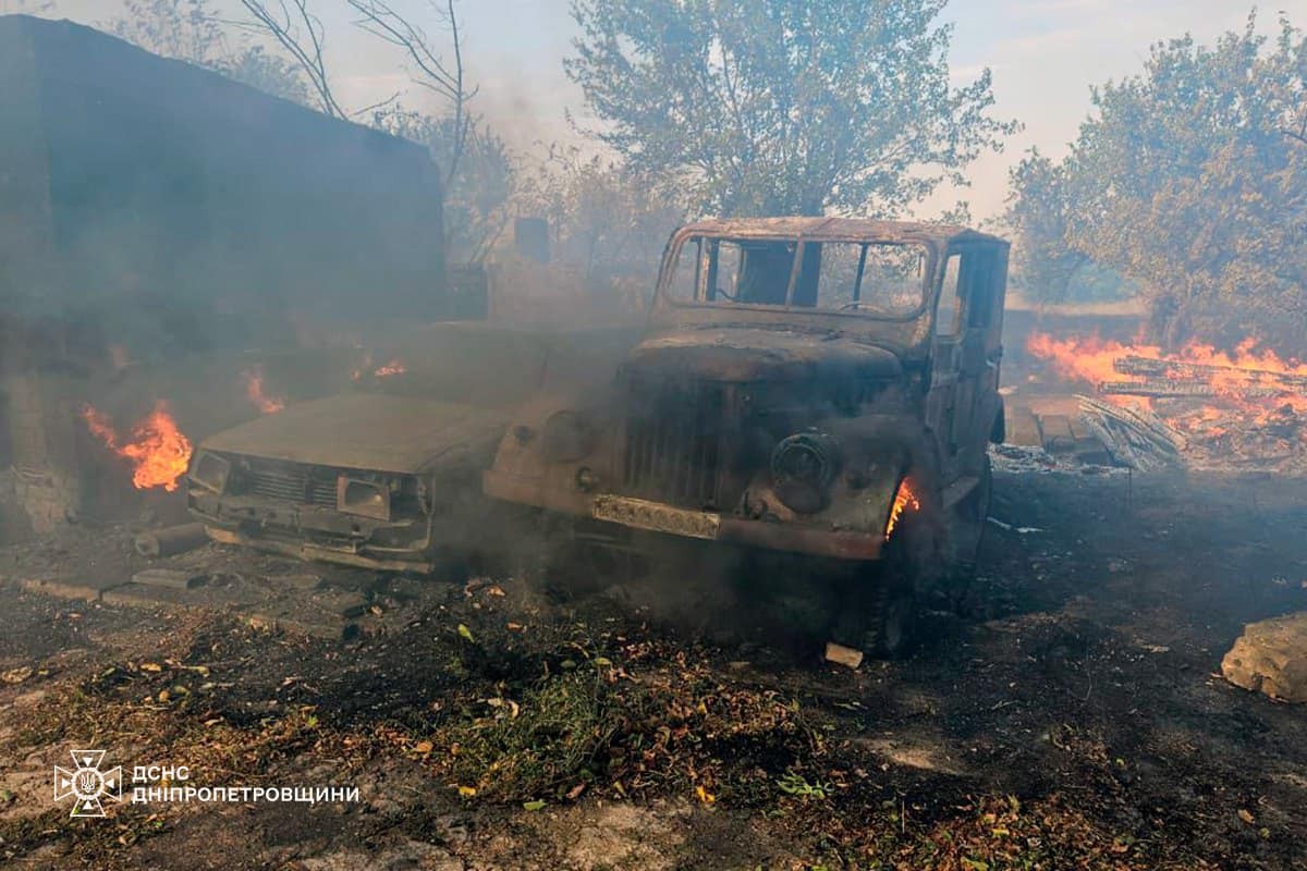 На Дніпропетровщині за добу вогонь знищив 159 га екосистем: горіли автівки, будівлі вулики (фото)