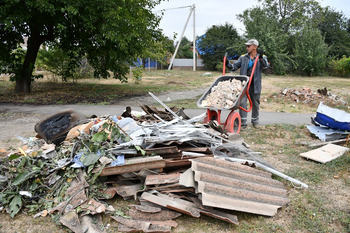 Як тільки дозволяє безпекова ситуація, комунальники Нікополя приходять на місця уражень і приступають до роботи (фото)