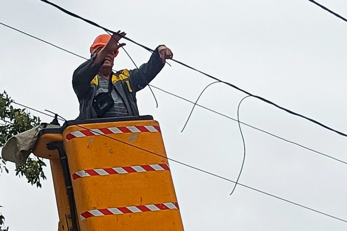 Попри обстріли у Нікополі комунальники ремонтують дороги, планують ґрунт, прибирають вулиці (фото)