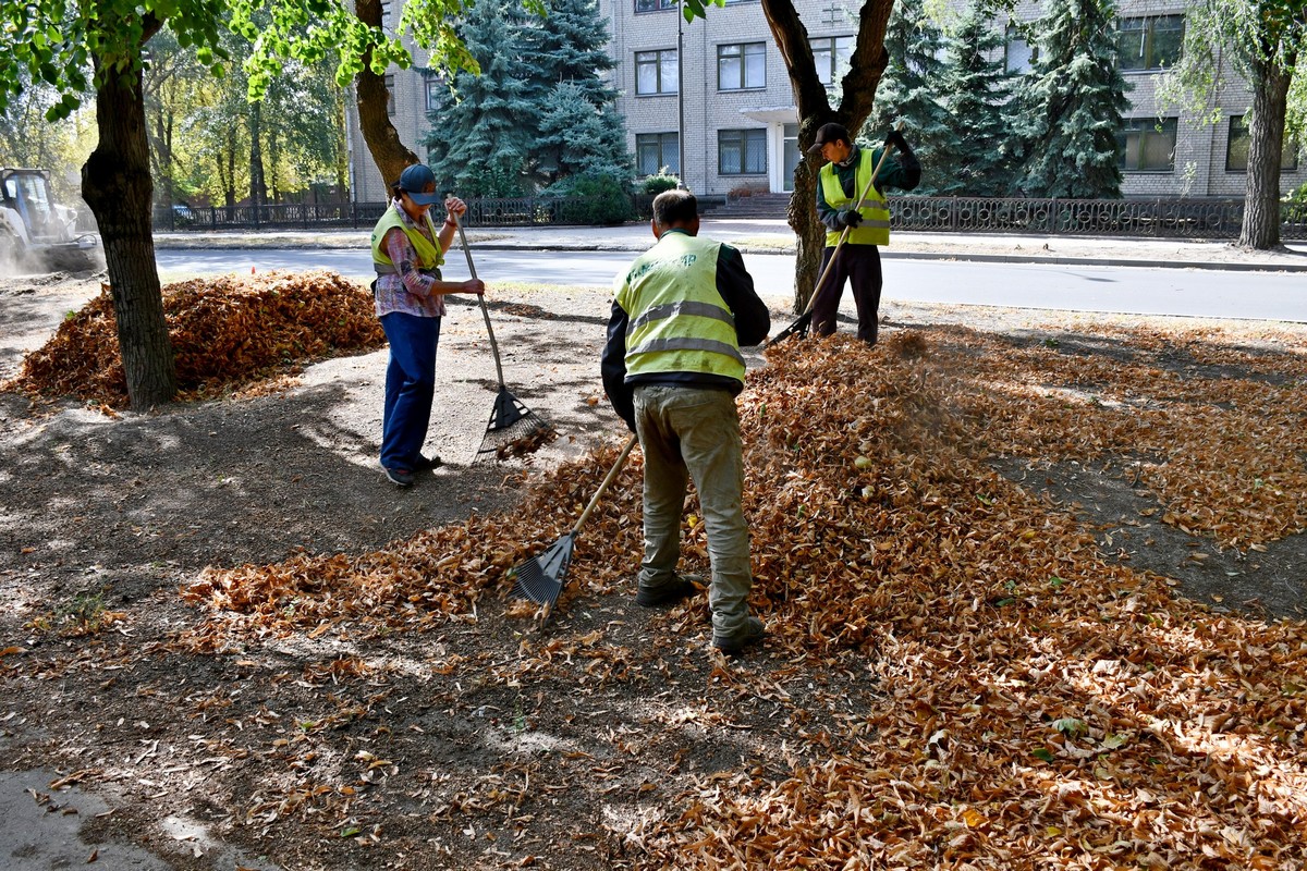 Працюють у скверах і парках: чим у Нікополі 19 вересня займаються комунальники (фото)