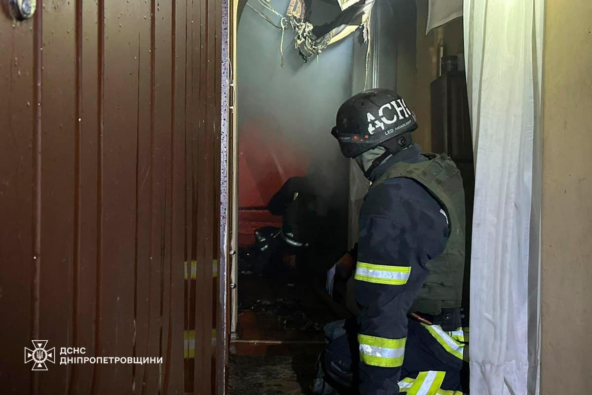 У Нікополі рятувальники загасили масштабну пожежу, яка виникла внаслідок ворожого обстрілу (фото)