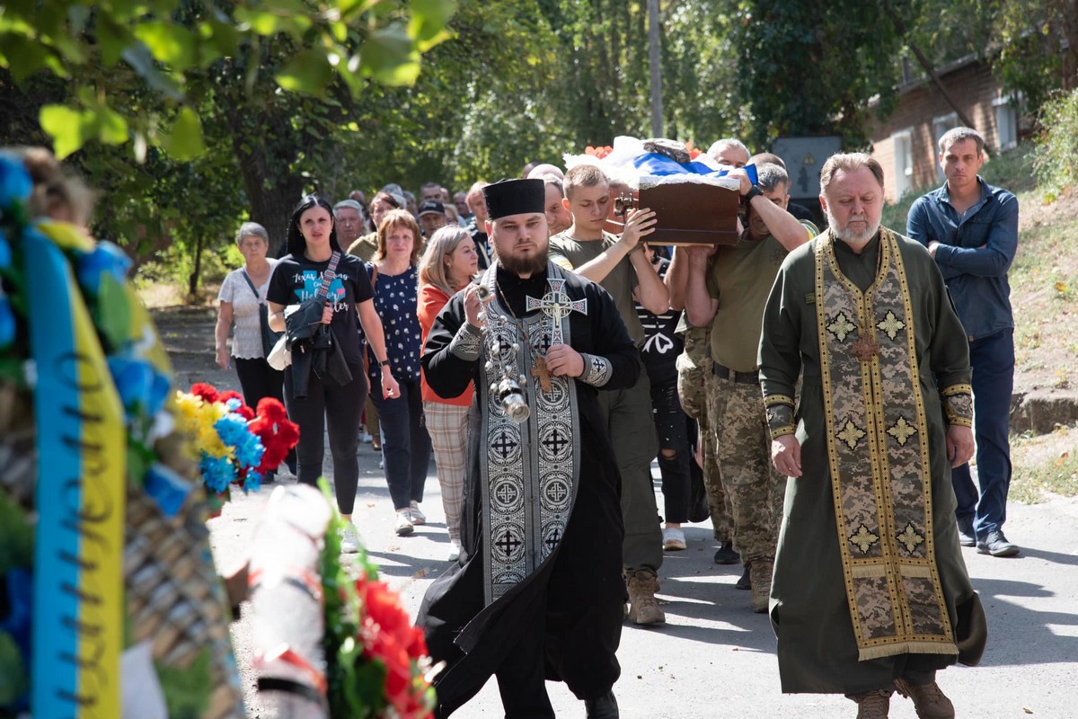 Нікополь прощався з полеглим Героєм сьогодні: фото