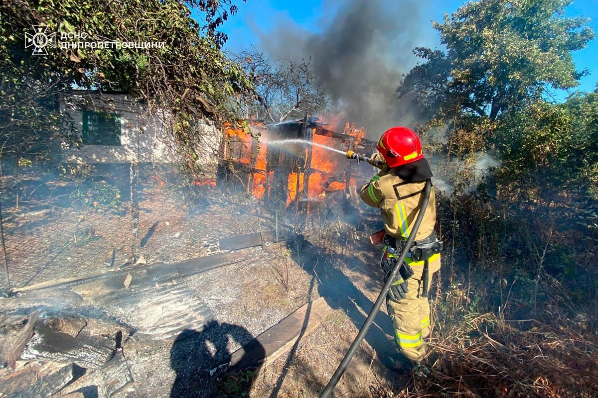 На Дніпропетровщині за добу виникла 151 пожежа в екосистемах: вогонь дістався домогосподарств: фото