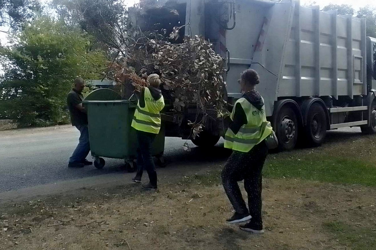 Працюють у скверах і парках: чим у Нікополі 19 вересня займаються комунальники (фото)